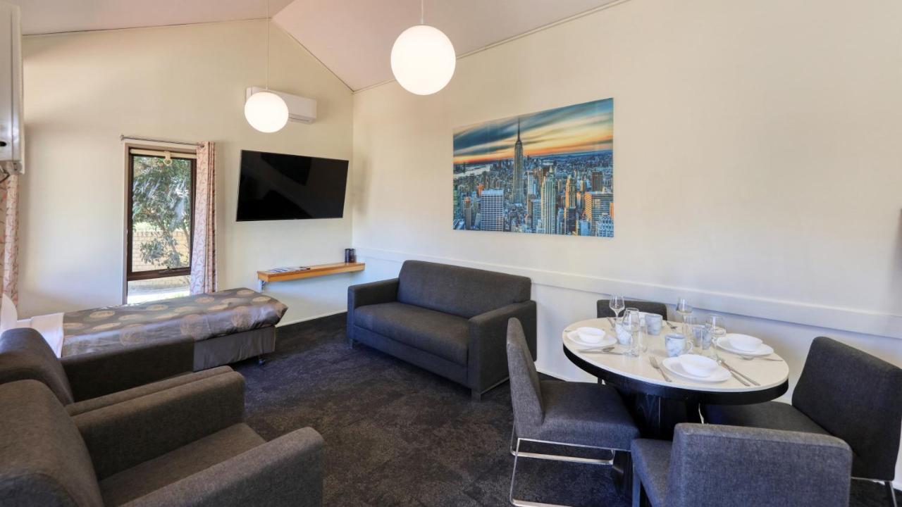 Executive Hideaway Aparthotel เบแนลลา ภายนอก รูปภาพ
